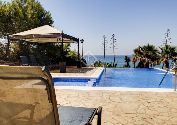 Designer villa surrounded by nature, with a garden and infinity pool, for rent by the sea close to Tarragona