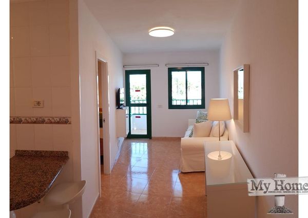 Beautiful renovated single bedroom apartment steps away from the beach