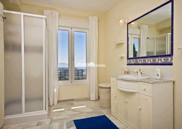 Detached villa with stunning panoramic views for winter rental