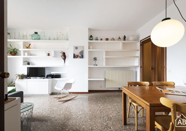 Spacious 4-bedroom apartment near the Sagrada Familia with balcony
