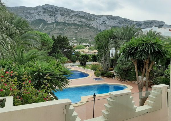 Se alquila para todo el año un estupendo apartamento con piscina en la zona de El Montgo Dénia