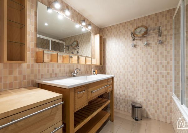 Stunning One-Bedroom Apartment with Private Terrace in Heart of Gracia Neighbourhood