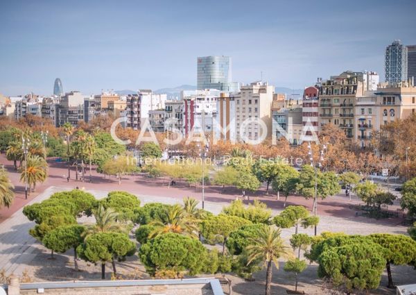 Designer 2 Bedroom Apartment with Balcony and Spectacular Views in Barceloneta