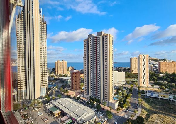 Se alquila Ático  de lujo con vistas al mar, amplia terraza y muebles de alta calidad en Benidorm