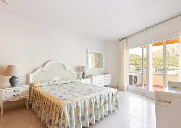 7 Bedroom house / villa with 70m² terrace for rent in Bellamar, Barcelona
