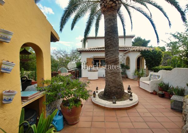 Spacious villa with sea view