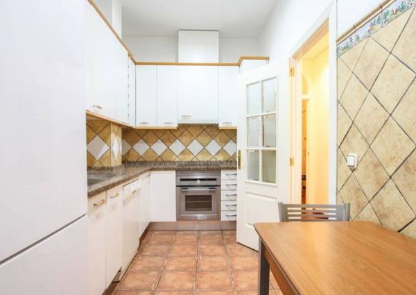 Luxury apartment with views of the promenade, the port and the sea