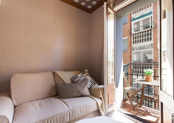 Fully renovated apartment just steps from the Barceloneta beach