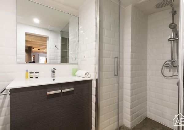 Chic Two-Bedroom Apartment Just Minutes From Avinguda del Paral·lel
