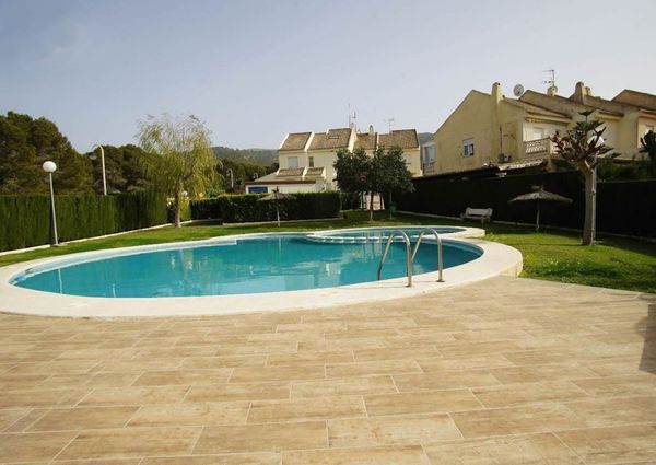 Se vende o alquila con opción a compra un fantástico Chalet Adosado de Lujo en el Rincón de Loix Benidorm