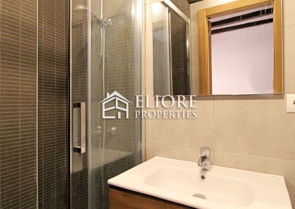 Renovated apartment right next to Plaça de Sant Jaume!