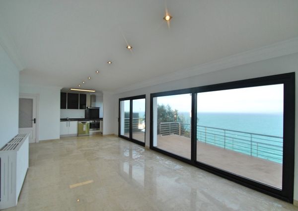 Detached house with spectacular sea views