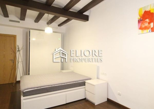 Renovated apartment right next to Plaça de Sant Jaume!