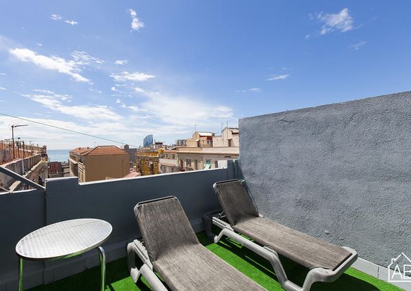Modern Barceloneta Beach Apartment with a Communal Terrace