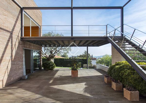 Excellent 6-bedroom villa with 1,215 m² garden for rent in Sant Gervasi - La Bonanova