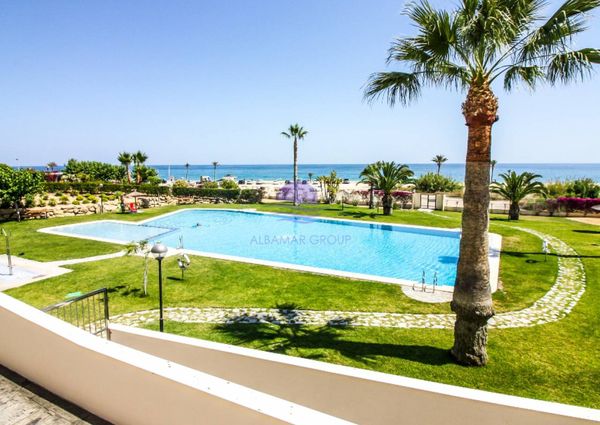 An excellent 3-bedroom apartment in a residential on th 1st line of the sea in Villajoyosa Paraiso beach