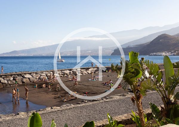 Spacious four-bedroom apartment with sea views in Radazul Bajo