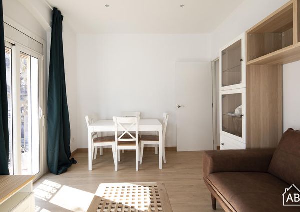 Cosy Two Bedroom Apartment in Barceloneta with a Balcony