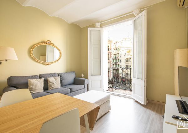 Chic Two-Bedroom Apartment in Artistic and Cosmpolitan Raval Quarter