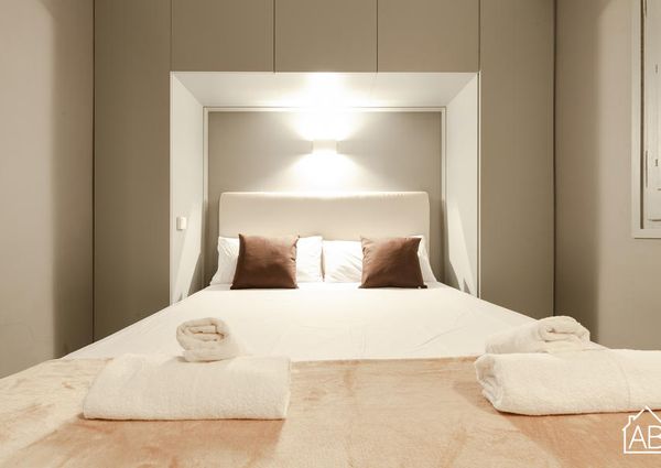 Spacious 2 Bedroom Apartment in El Born