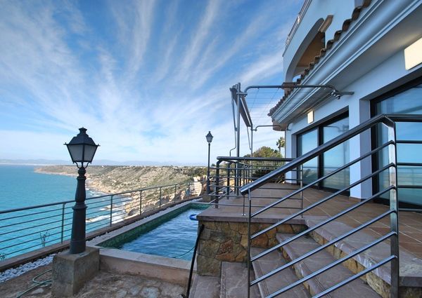 Detached house with spectacular sea views