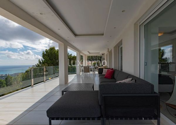 Villa for long term rentals in unique Oltamar Calpe location with panoramic views and sea view
