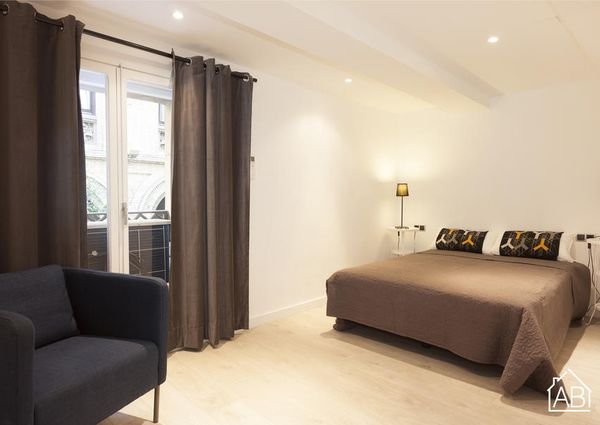 Spacious 2 bedroom apartment in the very centre of Barcelona