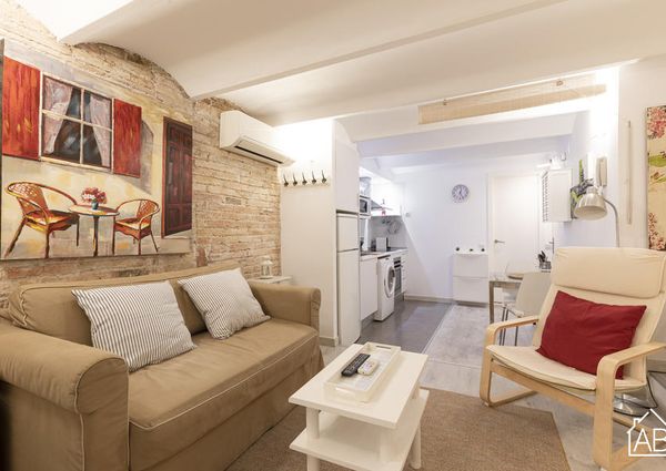 Cosy 1 Bedroom Apartment in Modernist Building