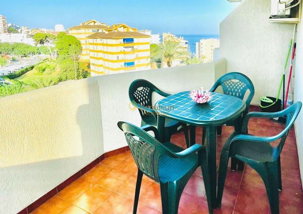 For rent from 1/3/2023 to 31/5/2023 nice apartment with sea views on the 1st line of the beach in Benalmadena
