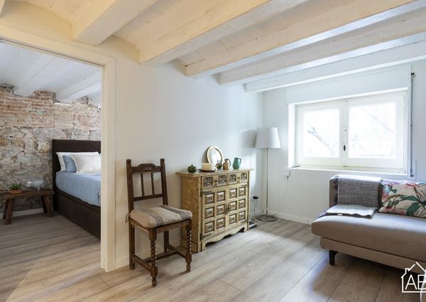 Chic Two-Bedroom Apartment Just Minutes From Avinguda del Paral·lel