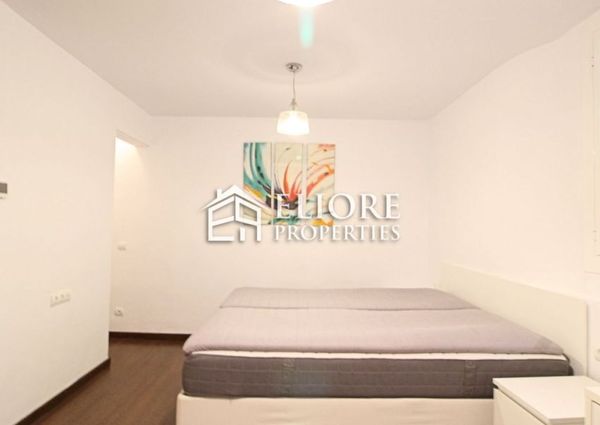 Renovated apartment right next to Plaça de Sant Jaume!