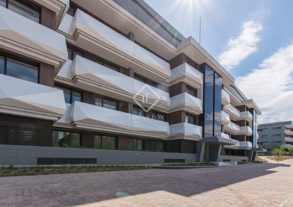 Stunning 4-bedroom luxury penthouse with 235 m² of terraces and private pool for rent in La Finca LGC3, Pozuelo Madrid