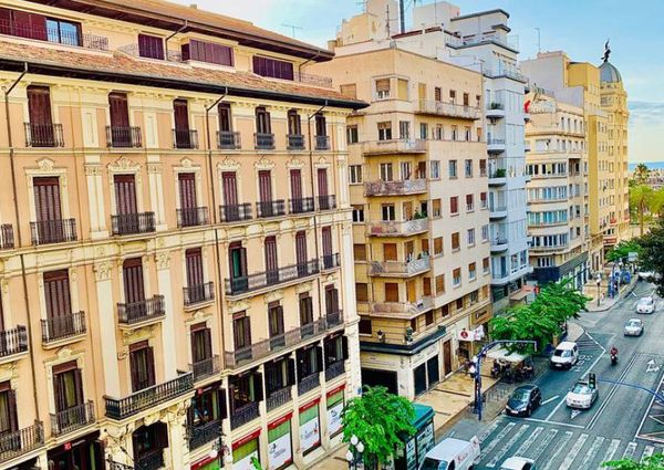 Luxury apartment with views of the promenade, the port and the sea