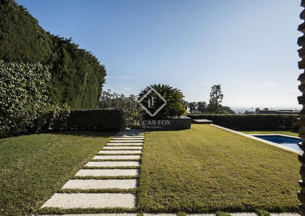 Excellent 6-bedroom house with 290 m² garden for rent in Esplugues, Barcelona