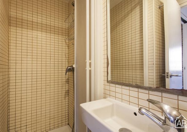 Rustic Apartment in Barceloneta near the Beach