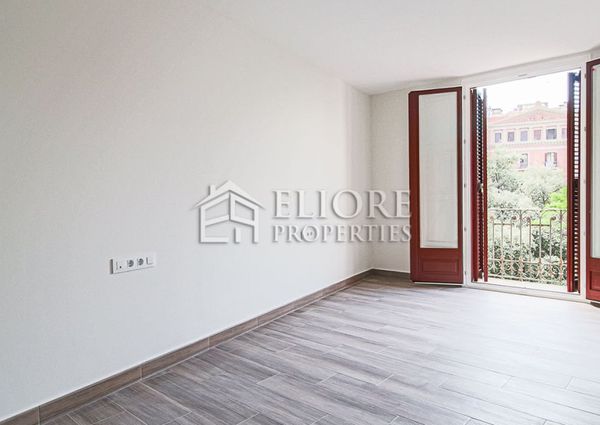 Piso renovado con 2 balcones en la plaza más impresionante del Gotico