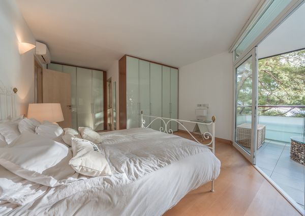 Modern apartment overlooking the sea in Illetas