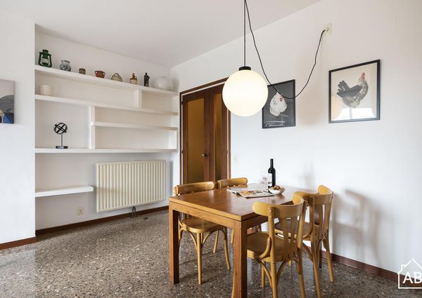Spacious 4-bedroom apartment near the Sagrada Familia with balcony