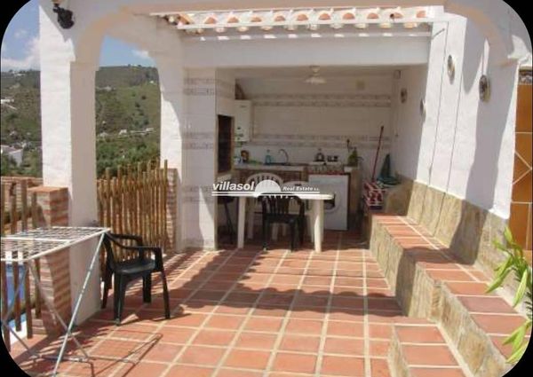 Delightful detached villa with pool and covered exterior kitchen in Frigiliana for winter rental