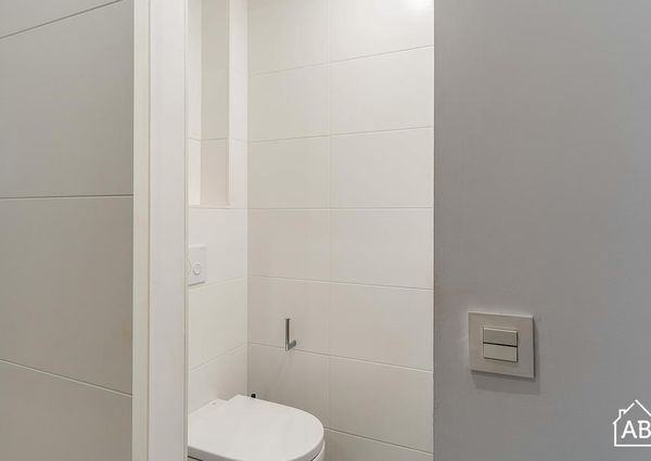 Bright and spacious two-bedroom apartment with balcony next to Hospital Clínic