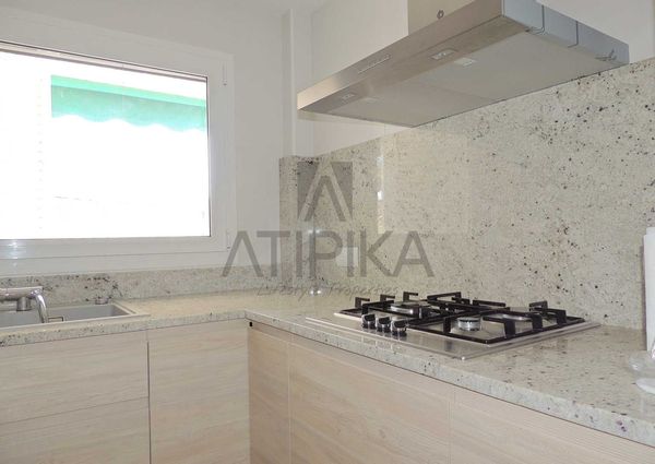 Bright apartment with communal pool overlooking the sea