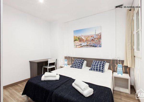 Beautiful 3-bedroom Apartment with a Balcony in Poble Sec