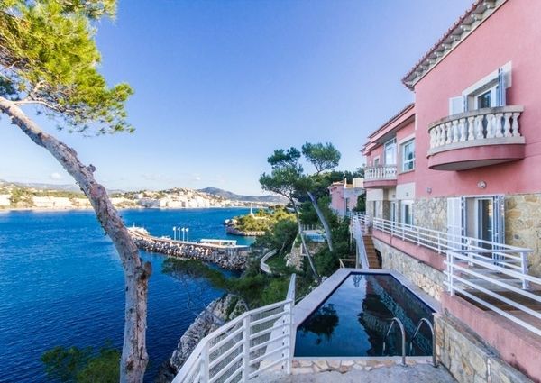 Villa with private sea access in the immediate vicinity of the harbor in Santa Ponsa