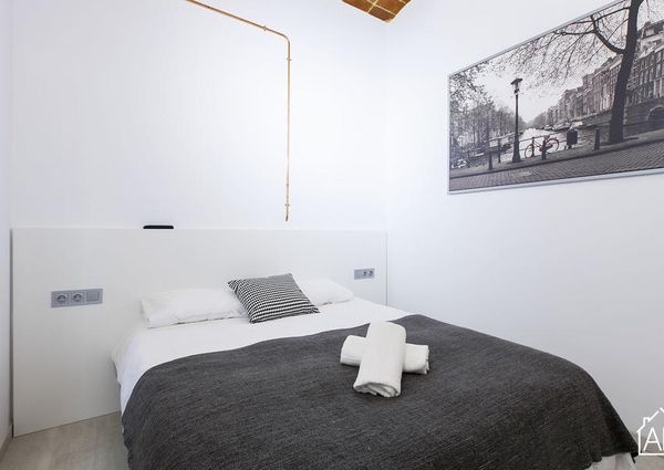 Stylish 2-bedroom Apartment in El Born