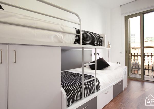 Spacious and bright three bedroom apartment next to Plaza Espanya