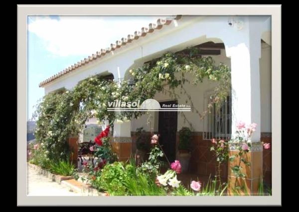 Delightful detached villa with pool and covered exterior kitchen in Frigiliana