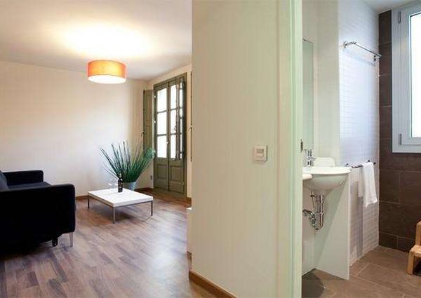 Lovely Apartment with a Balcony in the Gothic Quarter