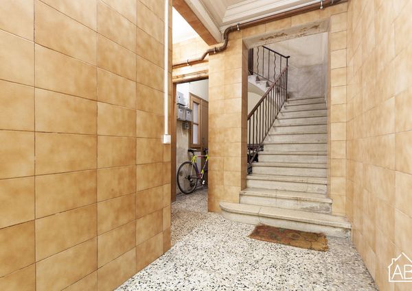 Spacious 2 Bedroom Apartment in El Born