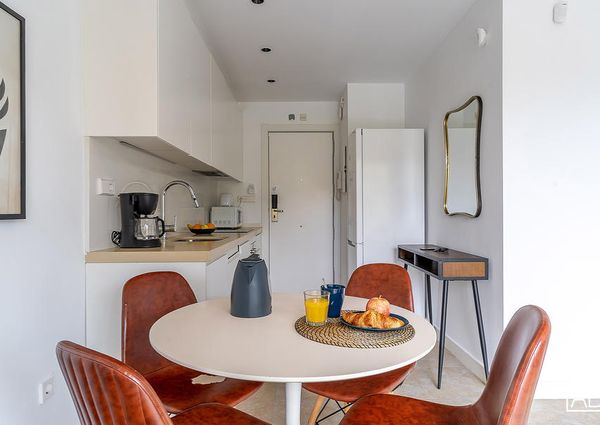 Stylish and Homely One-Bedroom Apartment with Balcony in Poblenou