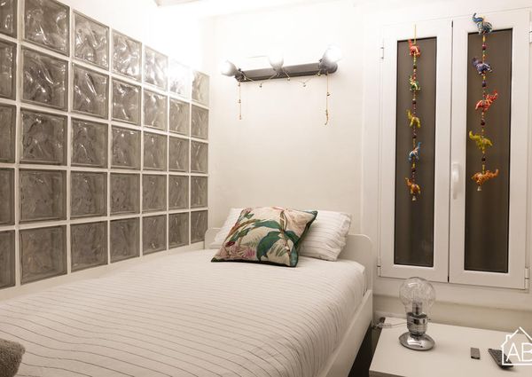 Chic Two-Bedroom Apartment Just Minutes From Avinguda del Paral·lel
